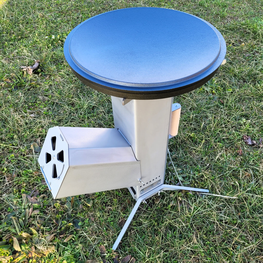 Deckel des TERRADIX Durchoven umgedreht auf Raketenofen als Grillplatte 