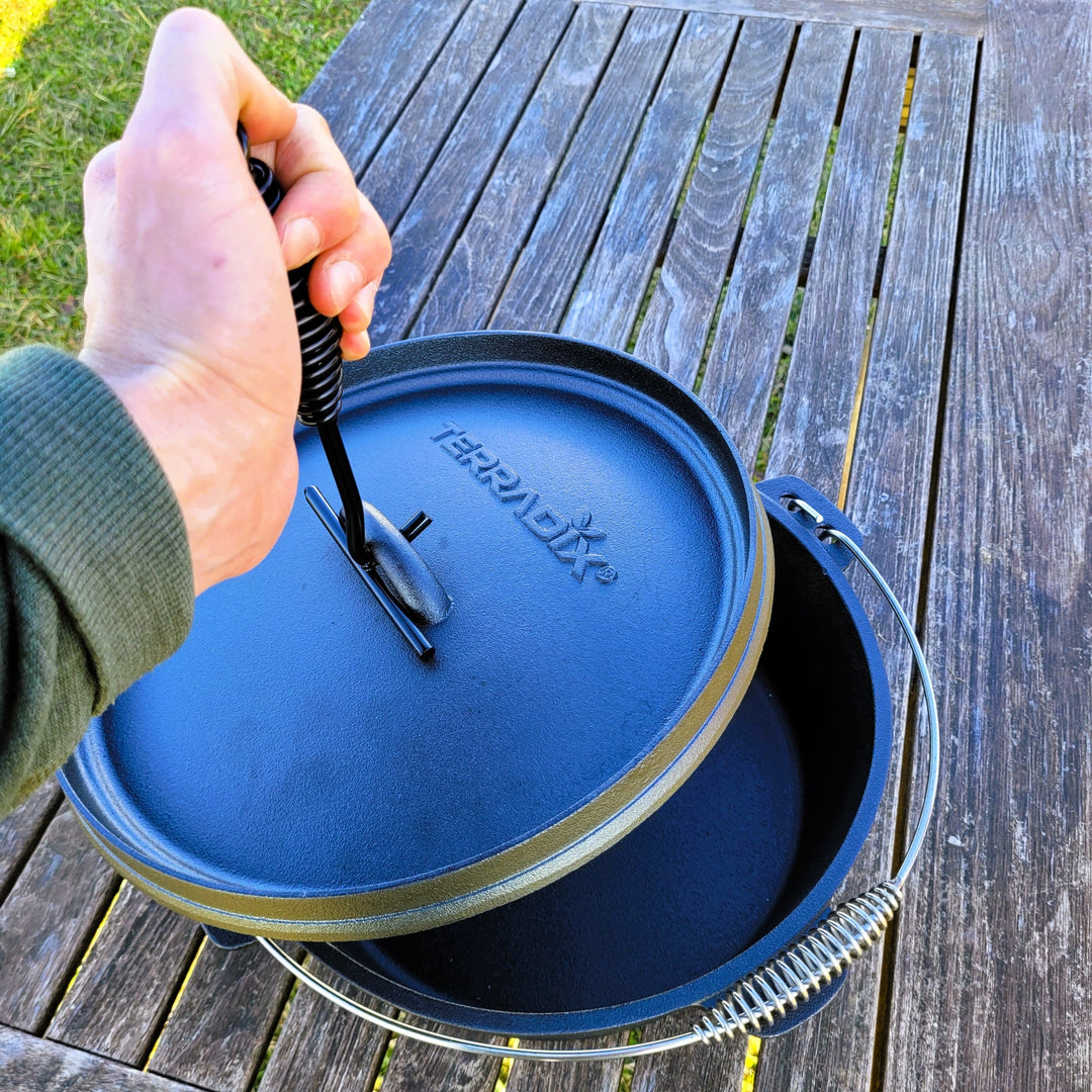 TERRADIX Dutchoven mit angehobenem Deckel und Deckelheber