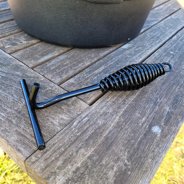 Deckelheber neben TERRADIX Dutchoven