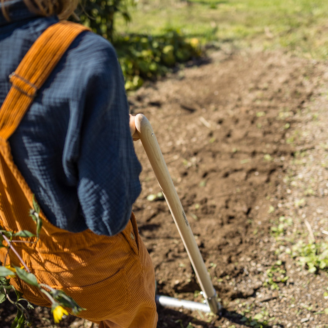 TERRADIX Broadfork Woodenshaft bei der Arbeit in Beetfläche
