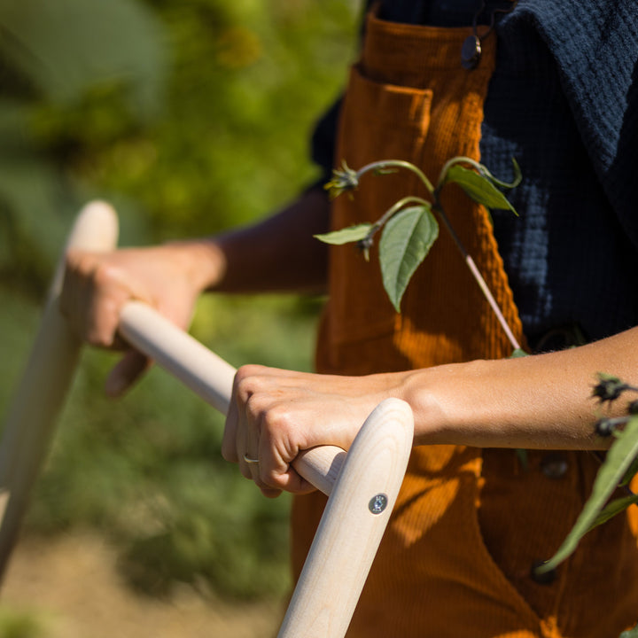 TERRADIX Broadfork Woodenshaft ergonomische Verbindugn zwischen den Stielen mit Frau