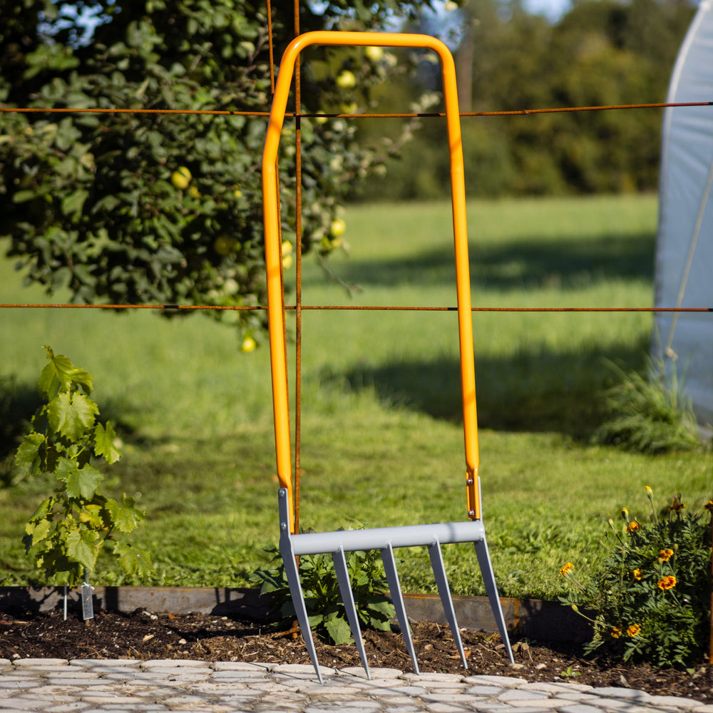 Broadfork 5x300 TERRADIX im Garten stehend