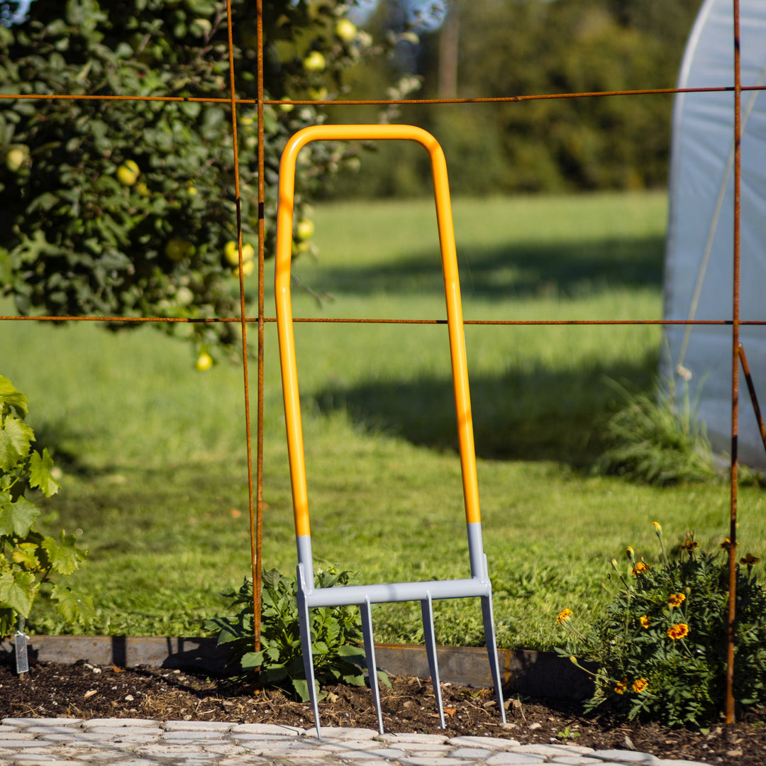 TERRADIX Broadfork Doubleshaft im Garten stehend