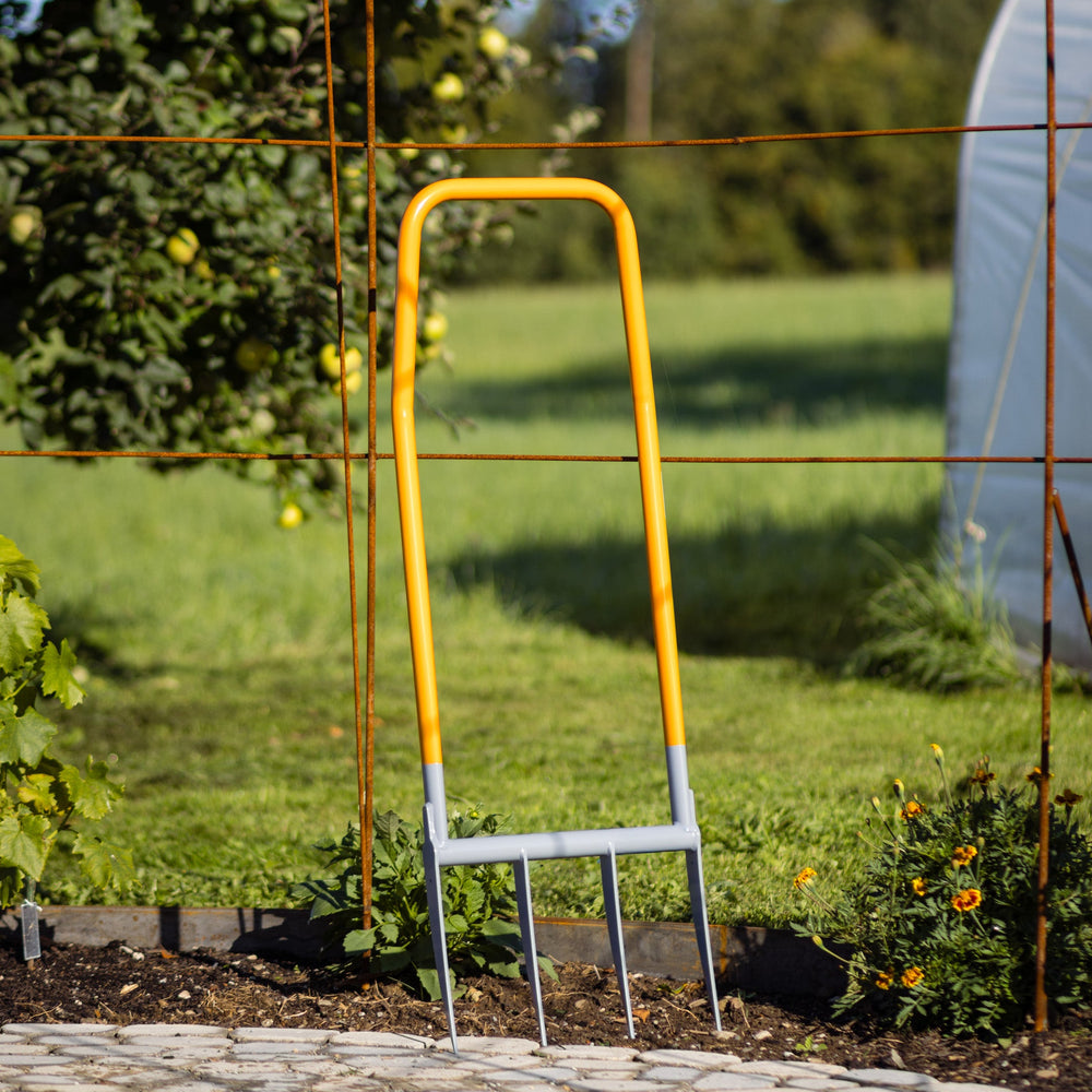 TERRADIX Broadfork Doubleshaft im Garten stehend