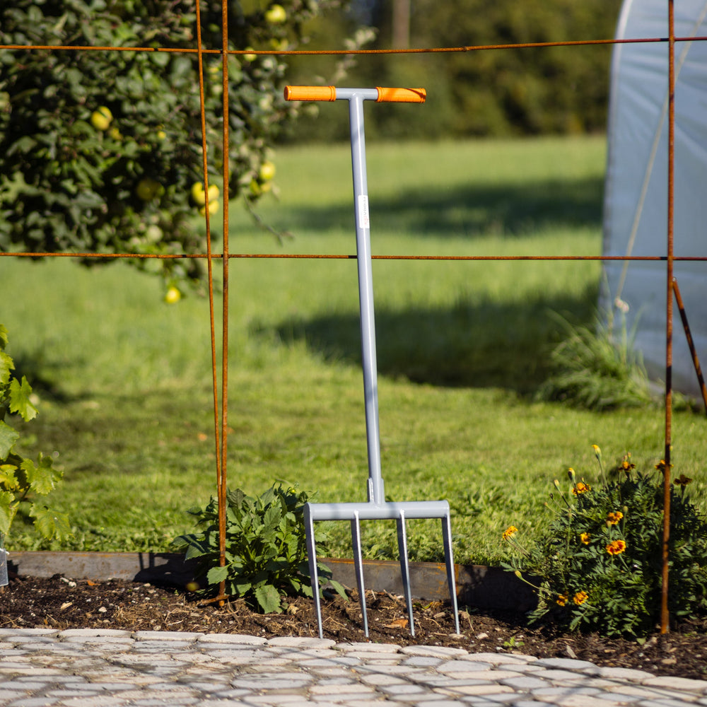 Broadfork 4x250 TERRADIX im Garten stehend