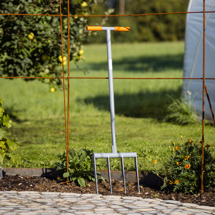 Broadfork 4x250 TERRADIX im Garten stehend