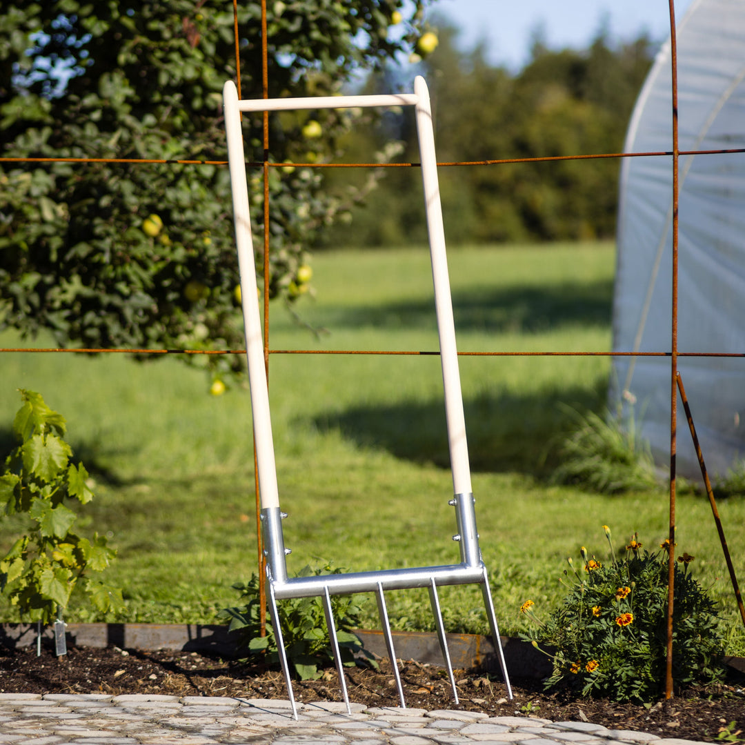 TERRADIX Broadfork Woodenshaft steht im Garten 
