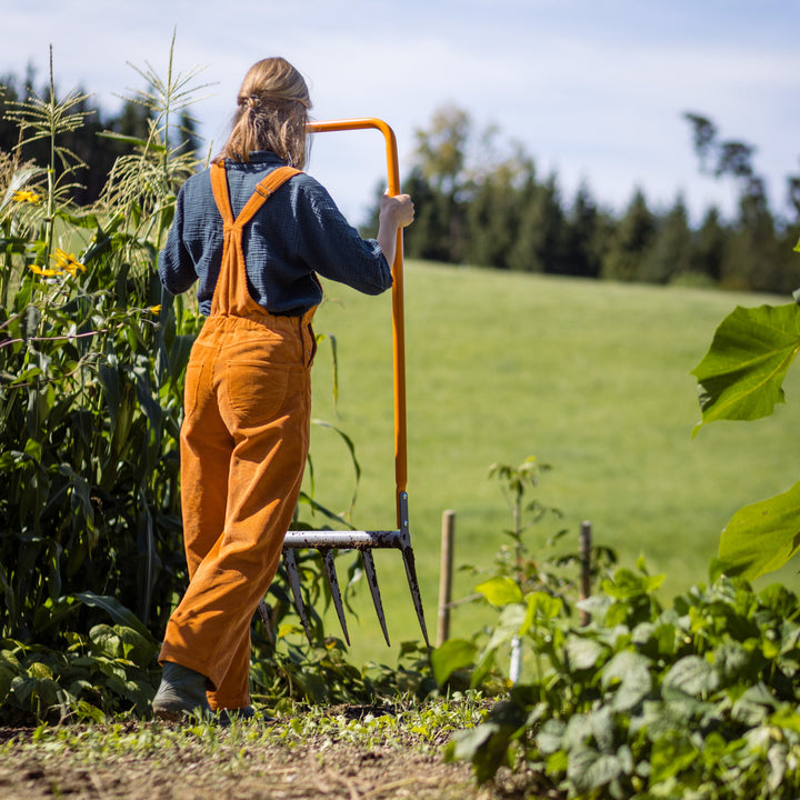 Broadfork 5x300 TERRADIX Frau arbeitet mit Gerät im Gemüsegarten