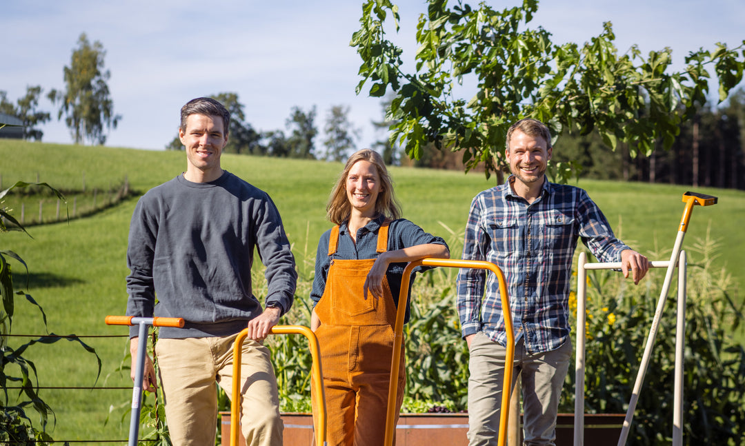 Constantin Büchele, Katharina Kaffee, Yul Kaffee von TERRADIX mit Produkten im Garten