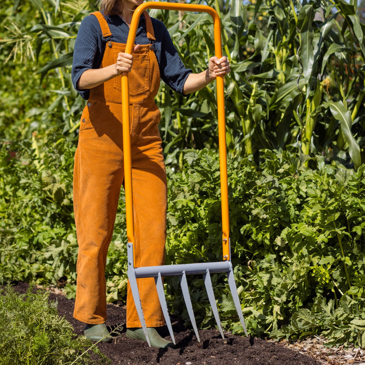 Broadfork 5x300 TERRADIX im Garten Gerät frei in der Luft von Frau gehalten