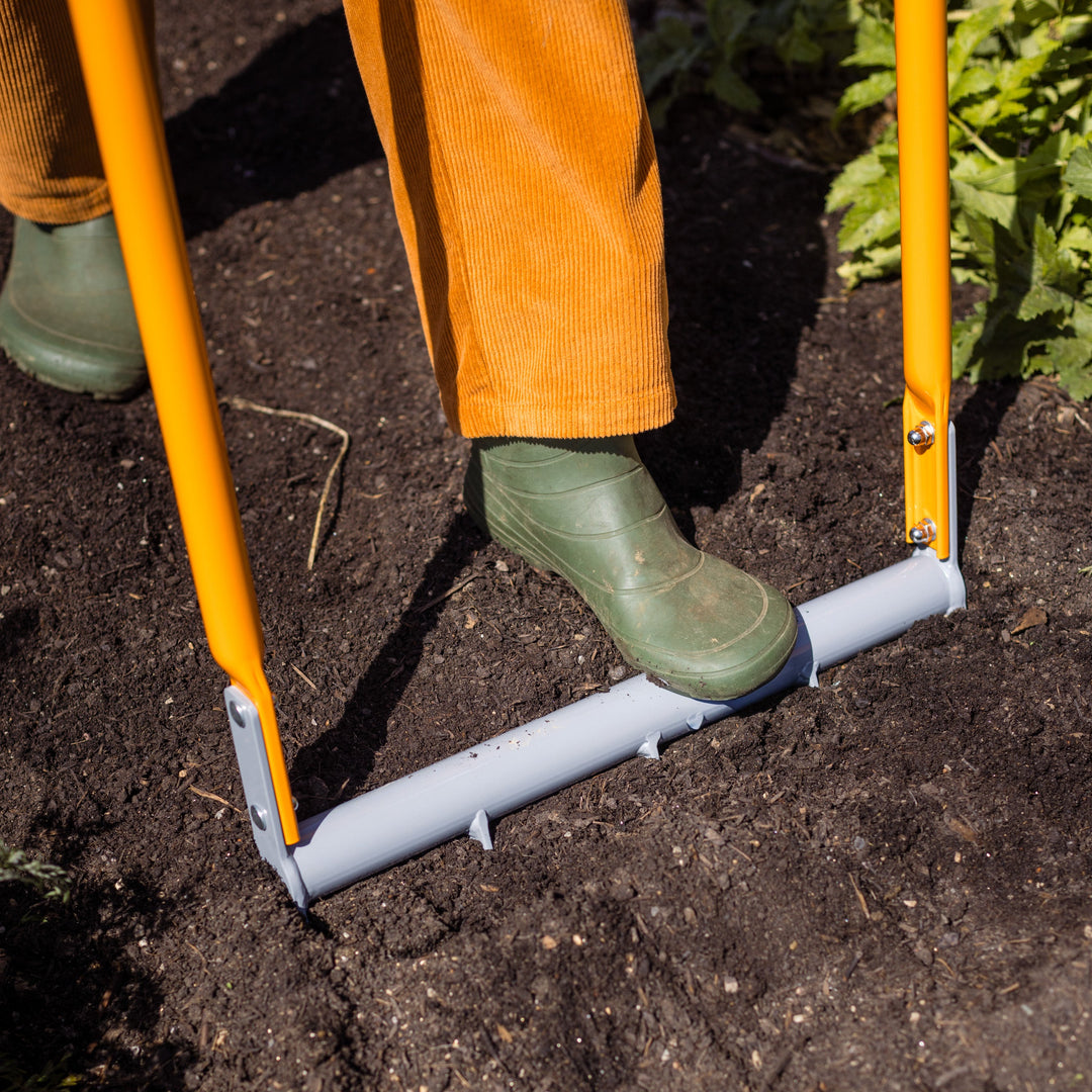 Broadfork 5x300 TERRADIX im Gemüsebeet eingestochen mit Fuß auf Trittfläche