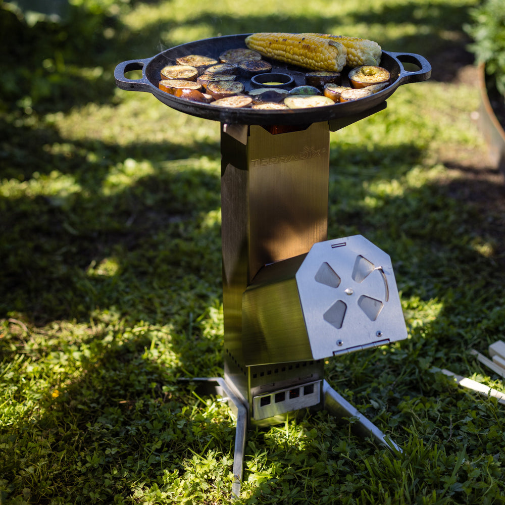 TERRADIX Raketenofen im Garten im Einsatz mit Grillplatte
