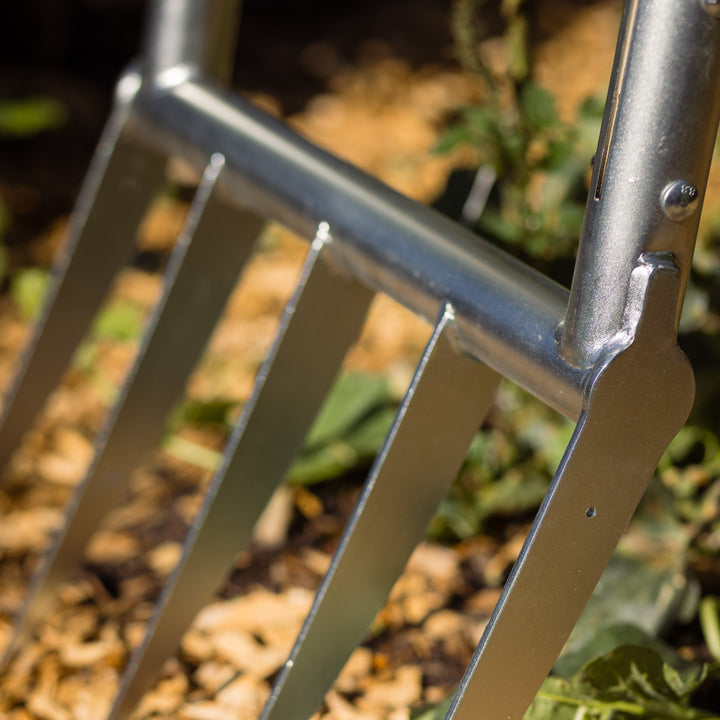 TERRADIX Broadfork Woodenshaft verschweißte Zinken und Detailansicht Stielaufnahme verzinkt