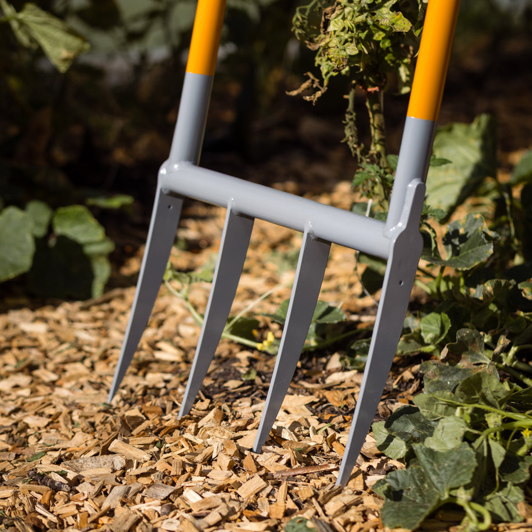 TERRADIX Broadfork Doubleshaft  Unterteil pulverbeschichtet auf Hackschnitzel stehend