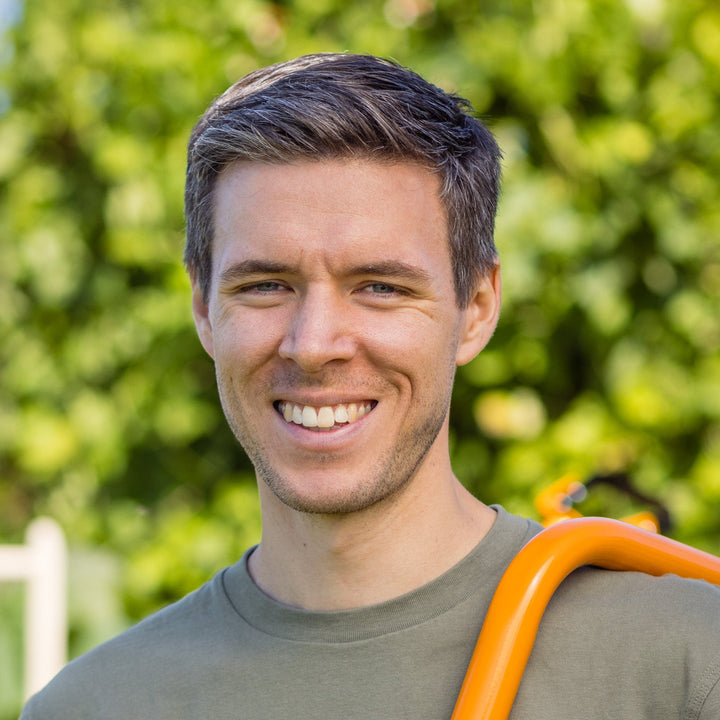 Constantin Büchele TERRADIX Portrait lachend mit Broadfork 