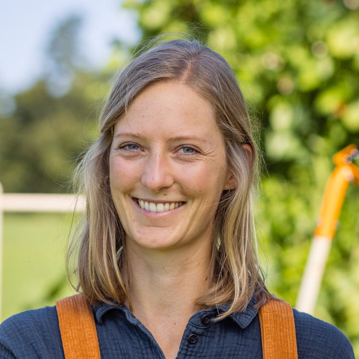 Katharina Kaffee lachend Portrait TERRADIX mit Broadfork