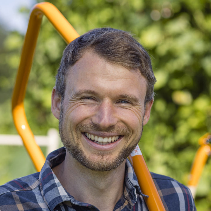 Yul Kaffee Gründer TERRADIX Portrait lachend mit Broadfork